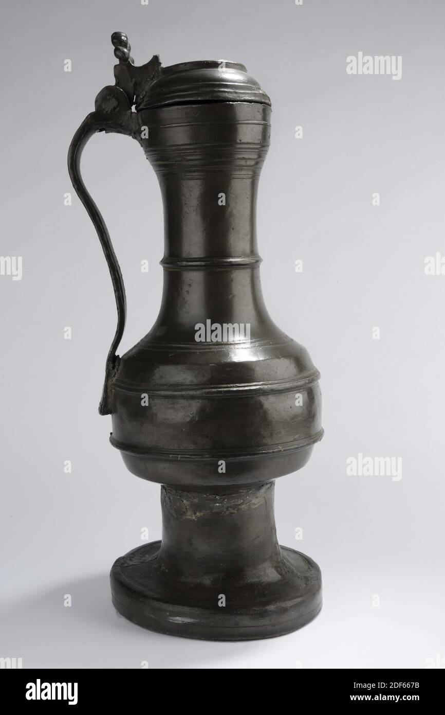 Carafe, Anonyme, XVIIe siècle, moulée, pichet à vin avec couvercle convexe à charnières sur les deux côtés. Le couvercle est doté d'une poignée en forme de crochet. La verseuse a une oreille sphérique. Le ventre, le cou et le couvercle sont décorés de lignes horizontales. La verseuse est marquée sur le dessus du couvercle et sur le dessous. À l'intérieur du couvercle se trouve une étiquette dentelée avec une bordure bleue avec la fuite de texte typée, général : 30.4 x 20.5 x 17,3 cm (304 x 205 x 173 mm) Banque D'Images