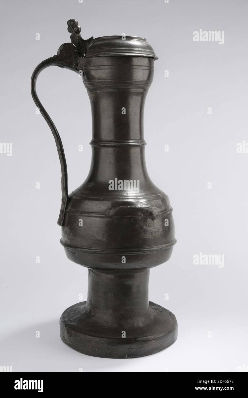 Carafe, Anonyme, XVIIe siècle, moulée, pichet à vin avec couvercle convexe à charnières sur les deux côtés. Le couvercle est doté d'une poignée en forme de crochet. La verseuse a une oreille sphérique. Le ventre, le cou et le couvercle sont décorés de lignes horizontales. La verseuse est marquée sur le dessus du couvercle et sur le dessous. À l'intérieur du couvercle se trouve une étiquette dentelée avec une bordure bleue avec la fuite de texte typée, général : 30.4 x 20.5 x 17,3 cm (304 x 205 x 173 mm) Banque D'Images