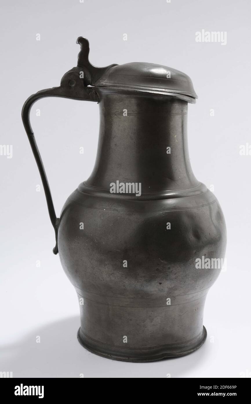 Carafe, Anonyme, XVIIe siècle, moulée, pichet à vin avec couvercle convexe à charnières sur les deux côtés. Le couvercle est doté d'une poignée en forme de crochet. La verseuse a une oreille sphérique. Le ventre, le cou et le couvercle sont décorés de lignes horizontales. La verseuse est marquée sur le dessus du couvercle et sur le dessous. À l'intérieur du couvercle se trouve une étiquette dentelée avec une bordure bleue avec la fuite de texte typée, général : 30.4 x 20.5 x 17,3 cm (304 x 205 x 173 mm) Banque D'Images