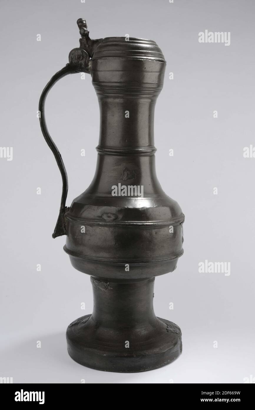 Carafe, Anonyme, XVIIe siècle, moulée, pichet à vin avec couvercle convexe à charnières sur les deux côtés. Le couvercle est doté d'une poignée en forme de crochet. La verseuse a une oreille sphérique. Le ventre, le cou et le couvercle sont décorés de lignes horizontales. La verseuse est marquée sur le dessus du couvercle et sur le dessous. À l'intérieur du couvercle se trouve une étiquette dentelée avec une bordure bleue avec la fuite de texte typée, général : 30.4 x 20.5 x 17,3 cm (304 x 205 x 173 mm) Banque D'Images