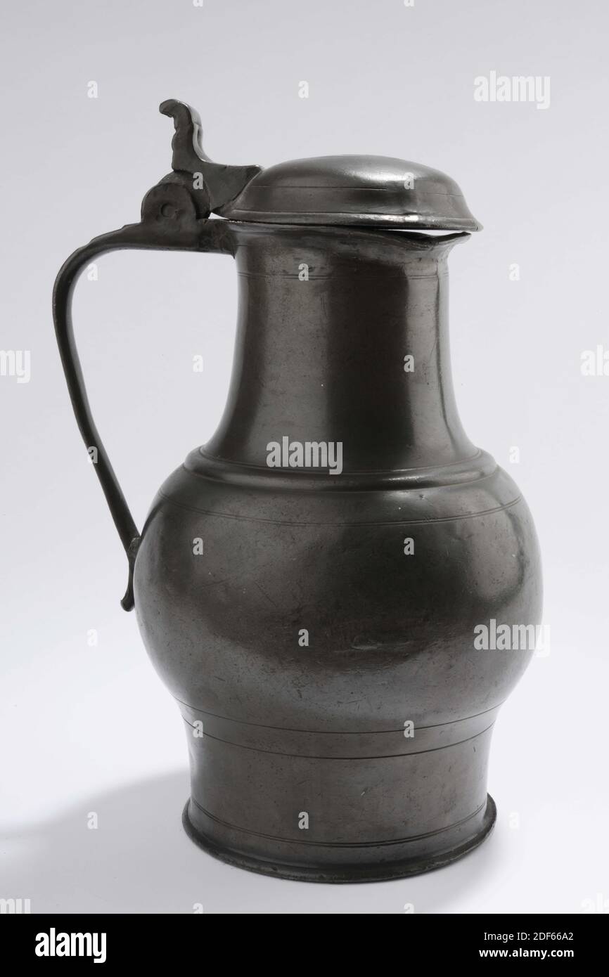 Carafe, Anonyme, XVIIe siècle, moulée, pichet à vin avec couvercle convexe à charnières sur les deux côtés. Le couvercle est doté d'une poignée en forme de crochet. La verseuse a une oreille sphérique. Le ventre, le cou et le couvercle sont décorés de lignes horizontales. La verseuse est marquée sur le dessus du couvercle et sur le dessous. À l'intérieur du couvercle se trouve une étiquette dentelée avec une bordure bleue avec la fuite de texte typée, général : 30.4 x 20.5 x 17,3 cm (304 x 205 x 173 mm) Banque D'Images