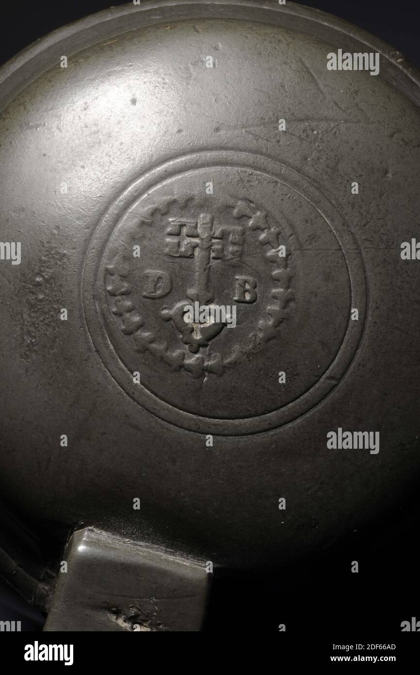 Carafe, Anonyme, XVIIe siècle, moulée, pichet à vin avec couvercle convexe à charnières sur les deux côtés. Le couvercle est doté d'une poignée en forme de crochet. La verseuse a une oreille sphérique. Le ventre, le cou et le couvercle sont décorés de lignes horizontales. La verseuse est marquée sur le dessus du couvercle et sur le dessous. À l'intérieur du couvercle se trouve une étiquette dentelée avec une bordure bleue avec la fuite de texte typée, général : 30.4 x 20.5 x 17,3 cm (304 x 205 x 173 mm) Banque D'Images