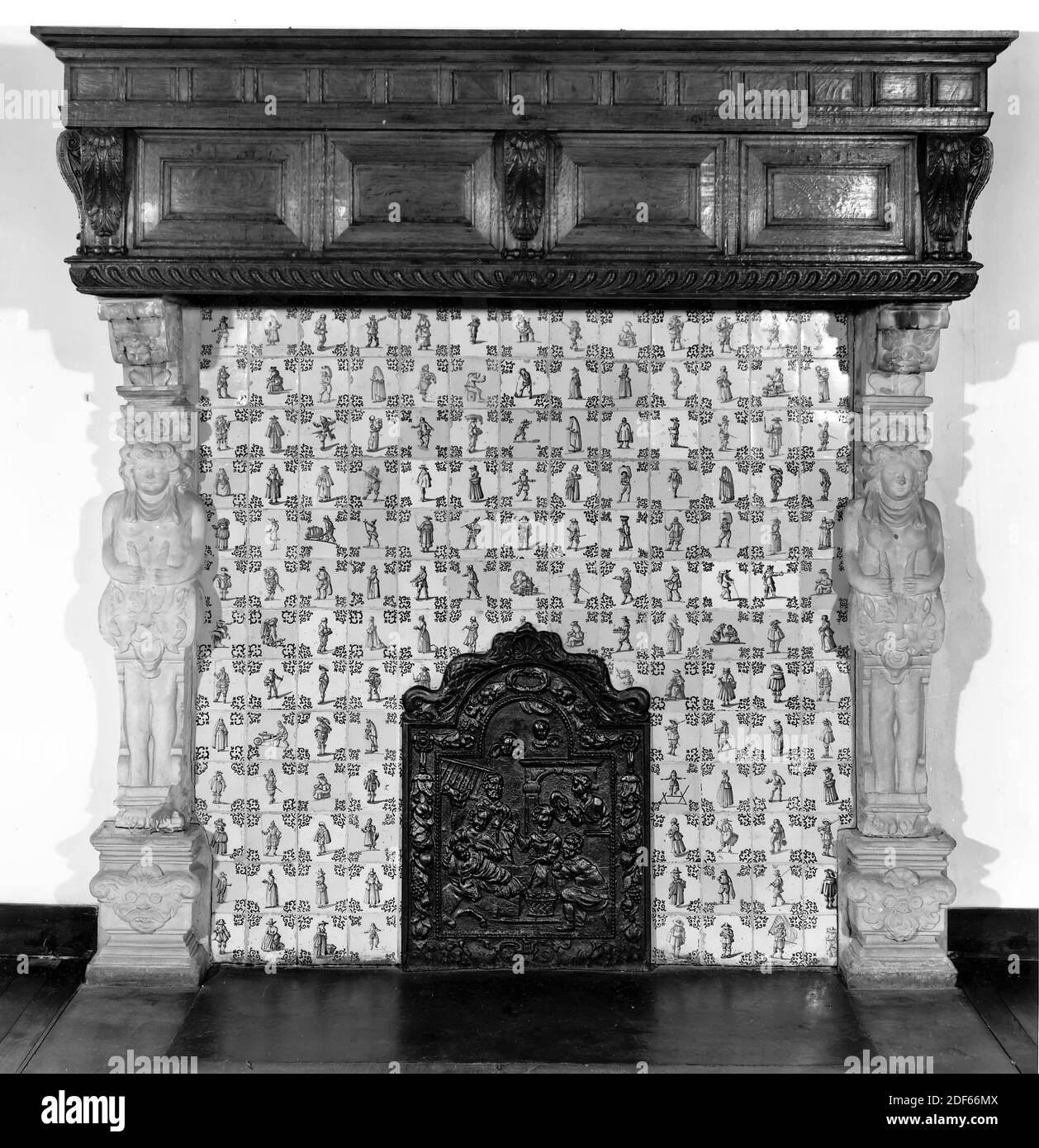 Anonyme, premier quart du XVIIe siècle, deux piliers sculptés en grès consistant en un caryatide sur une base, et au-dessus d'une console. Les caryatides ont une tête de monstre. Les consoles ont chacune une tête volute et ange. Un masque sur les deux bases. Inv.no. 2335 A a une console en plâtre moulé au lieu de grès, général: 177cm (1770mm Banque D'Images