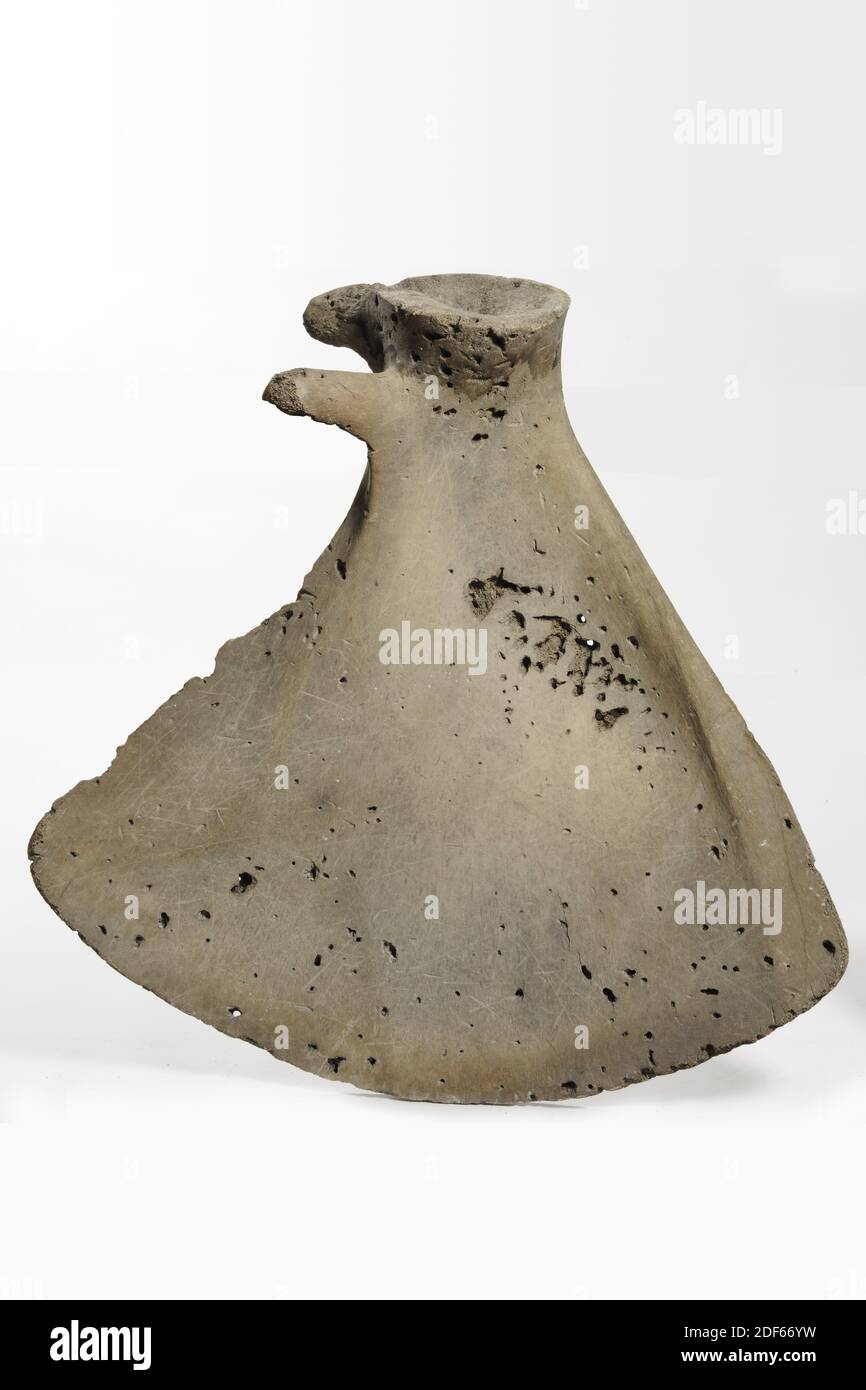 Anonyme, XVIe ou XVIIe siècle, panneau, fait à partir de la lame d'épaule d'une baleine. Sur le bord est une inscription lisible de deux lignes: In Loves Gestadich. Dans la patience de souffrance, l'homme menich se soucie volontiers. Une étiquette portant le numéro 2268 a été placée le long du bord supérieur. Sur le devant est écrit 143 avec un marqueur en haut et à côté est une étiquette avec inscription illisible, général: 115 x 114 x 25cm (1150 x 1140 x 250mm Banque D'Images