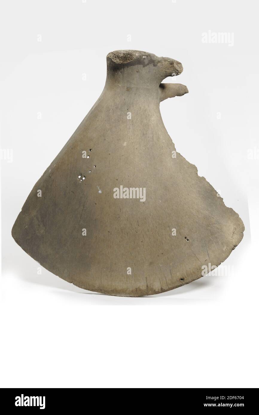 Anonyme, XVIe ou XVIIe siècle, panneau, fait à partir de la lame d'épaule d'une baleine. Sur le bord est une inscription lisible de deux lignes: In Loves Gestadich. Dans la patience de souffrance, l'homme menich se soucie volontiers. Une étiquette portant le numéro 2268 a été placée le long du bord supérieur. Sur le devant est écrit 143 avec un marqueur en haut et à côté est une étiquette avec inscription illisible, général: 115 x 114 x 25cm (1150 x 1140 x 250mm Banque D'Images