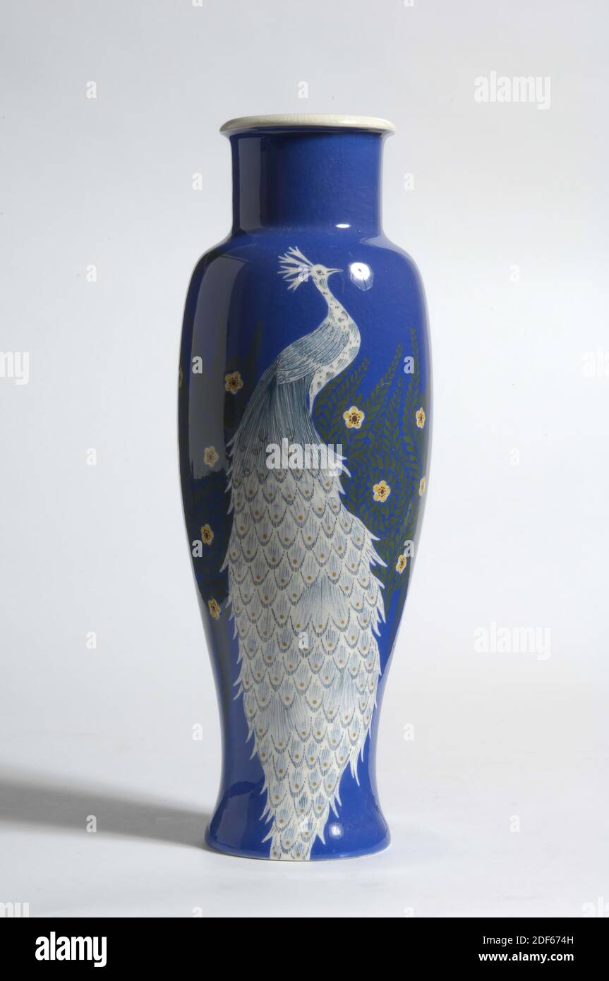 vase, env. 1910, glaçure, faïence, général: 35.7 x 12.8cm (357 x 128mm), paon, fleur, vase de faïence blanche à feu de polychrome décoration sous-laque d'un paon à cinq pétales de fleurs et de feuilles sur un sol bleu. Le vase a une forme de balster avec un col droit court. Marqué en bas, 1999 Banque D'Images