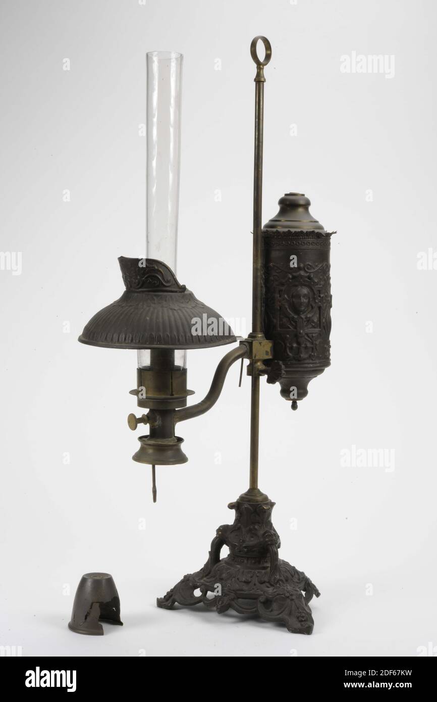 Lampe à huile, anonyme, 1830, étain, cuivre, verre, général: 52.2 x 24 x 16cm (522 x 240 x 160mm), lampe à huile réglable en hauteur en cuivre sur une base haute. La lampe se compose de cinq parties distinctes: Une tige sur un grand pied, ce pied se tient sur trois pattes et est en relief avec des motifs de fleurs et de feuilles, des feuilles d'acanthus et des têtes de monstre. Un support avec bec verseur est fixé à cette tige, le bec se termine de l'autre côté du feu de niveau d'huile. Le support est en relief avec des masques pour femmes et des tendrils de fleurs et de feuilles, dans le support est un réservoir d'huile séparé. La lampe à huile est dotée d'un tube de brûleur cylindrique en verre et d'un Banque D'Images