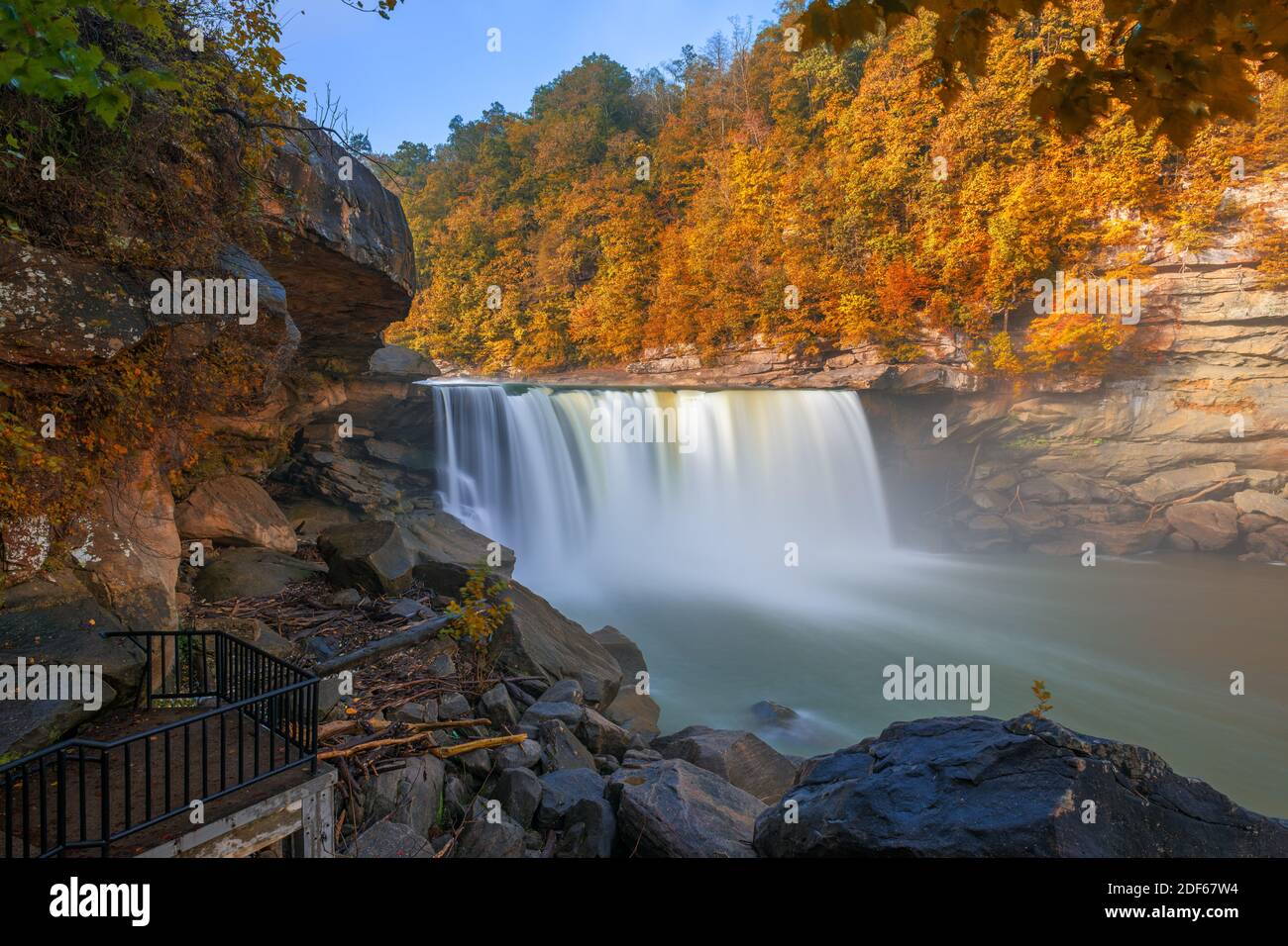 Chutes Cumberland sur la rivière Cumberland dans le parc national de Cumberland Falls, Kentucky, États-Unis. Banque D'Images