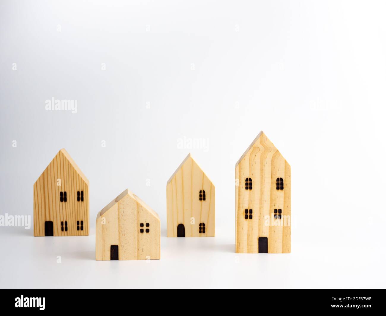 Maisons miniatures en bois sur fond blanc. Banque D'Images