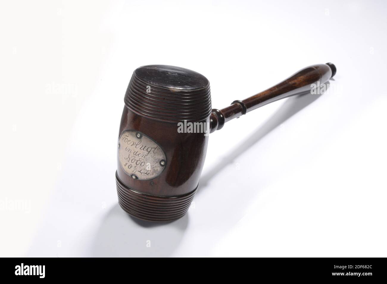 Gavel, Anonyme, 1844, acajou, argent, général : 32 x 9 x 5,5cm (320 x 90 x 55mm), Gavel acajou d'Algemeen Afdeelings Ziekenfonds Leiden. Le marteau est doté d'une tête cylindrique qui se termine par un large bord strié des deux côtés et est poli en douceur. À l'avant de la tête du marteau se trouve une plaque ovale en argent avec quatre clous avec le texte gravé: Toevlugt in den Nood 18 1/11 44. À la tête se trouve une tige en forme de balbuster torsadé et mince qui se termine par un bouton élégamment profilé, 1942 Banque D'Images