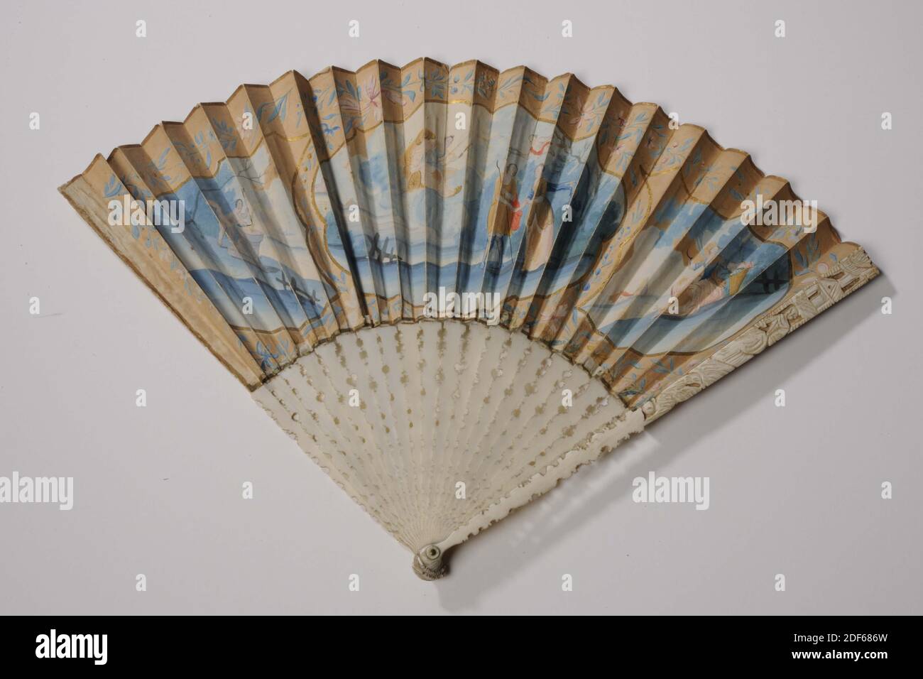 Fan, Anonyme, XVIIIe siècle, ivoire, papier, peint, plié: 6.9 x 1.7 x 28,5 cm (69 x 17 x 285 mm), déplié: 2.2 x 42.5 x 28,5 cm (22 x 425 x 285 mm), putto, berger, amor, paysage, femme, vénus, Fan d'ivoire et de papier polychrome peint avec une scène représentant un couple d'amour d'un berger et d'une bergerie dans un paysage avec Vénus dans le ciel dans une voiture de victoire sur les nuages dans une cartouche entourée de manuscrits floraux. Un puto volant tient une couronne de Laurier au-dessus de la paire. À gauche de la cartouche une image d'amor forgeant une flèche d'amour dans un feu, et à droite de la cartouche une dame Banque D'Images