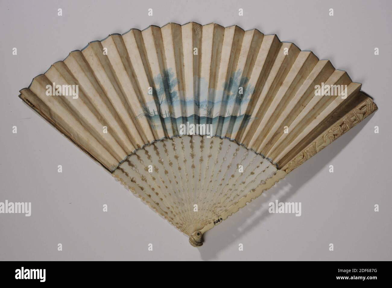 Fan, Anonyme, XVIIIe siècle, ivoire, papier, peint, plié: 6.9 x 1.7 x 28,5 cm (69 x 17 x 285 mm), déplié: 2.2 x 42.5 x 28,5 cm (22 x 425 x 285 mm), putto, berger, amor, paysage, femme, vénus, Fan d'ivoire et de papier polychrome peint avec une scène représentant un couple d'amour d'un berger et d'une bergerie dans un paysage avec Vénus dans le ciel dans une voiture de victoire sur les nuages dans une cartouche entourée de manuscrits floraux. Un puto volant tient une couronne de Laurier au-dessus de la paire. À gauche de la cartouche une image d'amor forgeant une flèche d'amour dans un feu, et à droite de la cartouche une dame Banque D'Images