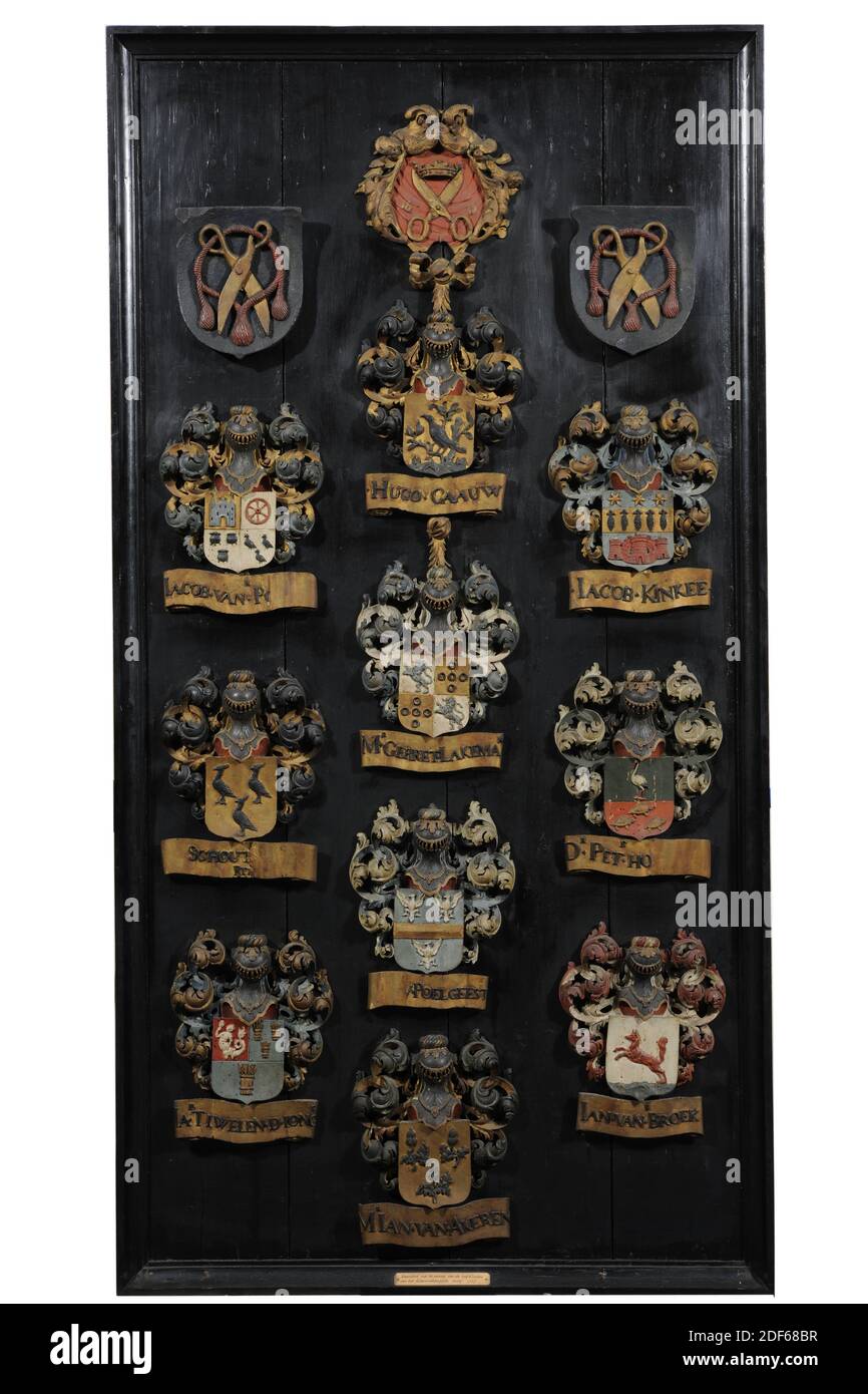 Anonyme, 1671, sculpté, avec cadre: 184.7 x 95.8 x 6,4cm (1847 x 958 x 64mm), treize armes en bois sculptées d'un blason des chefs de la guilde des tailleurs: Trois armes avec ciseaux, et dix bras de famille des chefs. Le blason de la guilde a l'image de ciseaux couronnés en or sur un sol rouge, sur une cartouche avec l'année 16 [7] 1. Deux boucliers avec armes représentant des ciseaux enveloppés dans un cordon rouge. Et les dix autres boucliers sont avec les bras de Jacob van po [..], Hugo Caauw, Schout, ren (tmr) Jacob Kinkee, M. Gerret Lakeman, Dr. Petrus Ho [..], Jacob Tuvelen le plus jeune Banque D'Images