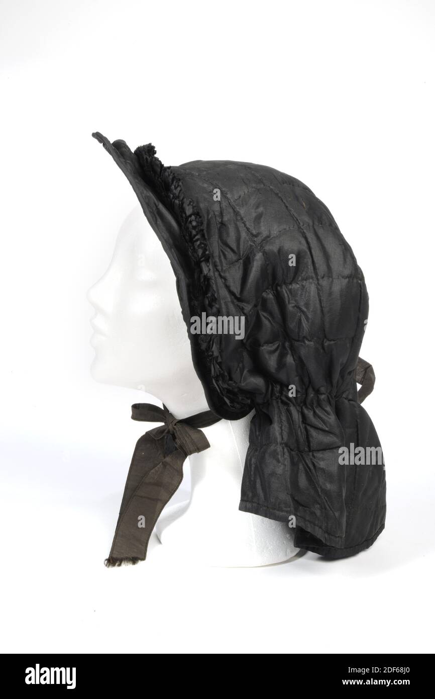 Hood, Anonyme, premier quart 19e siècle, cousu, général : 42 x 27 x 16cm (420 x 270 x 160mm), capuchon ou bonnet en soie noire ouatinée. La jante relevée autour de la face est maintenue en forme par un fil de fer fixé dans la jante. La séparation entre le bord et la sphère est découpée avec une volants en soie noire. La balle s'étend jusqu'aux épaules (sortie) et est plissée dans le cou par un ruban de soie qui est attaché au centre du dos. Avec deux sangles latérales de gorge, 1887 Banque D'Images
