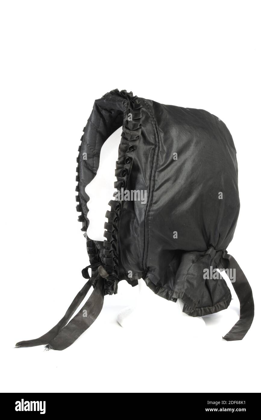 Hood, Anonyme, premier quart 19e siècle, cousu, général : 42 x 27 x 16cm (420 x 270 x 160mm), capuchon ou bonnet en soie noire ouatinée. La jante relevée autour de la face est maintenue en forme par un fil de fer fixé dans la jante. La séparation entre le bord et la sphère est découpée avec une volants en soie noire. La balle s'étend jusqu'aux épaules (sortie) et est plissée dans le cou par un ruban de soie qui est attaché au centre du dos. Avec deux sangles latérales de gorge, 1887 Banque D'Images