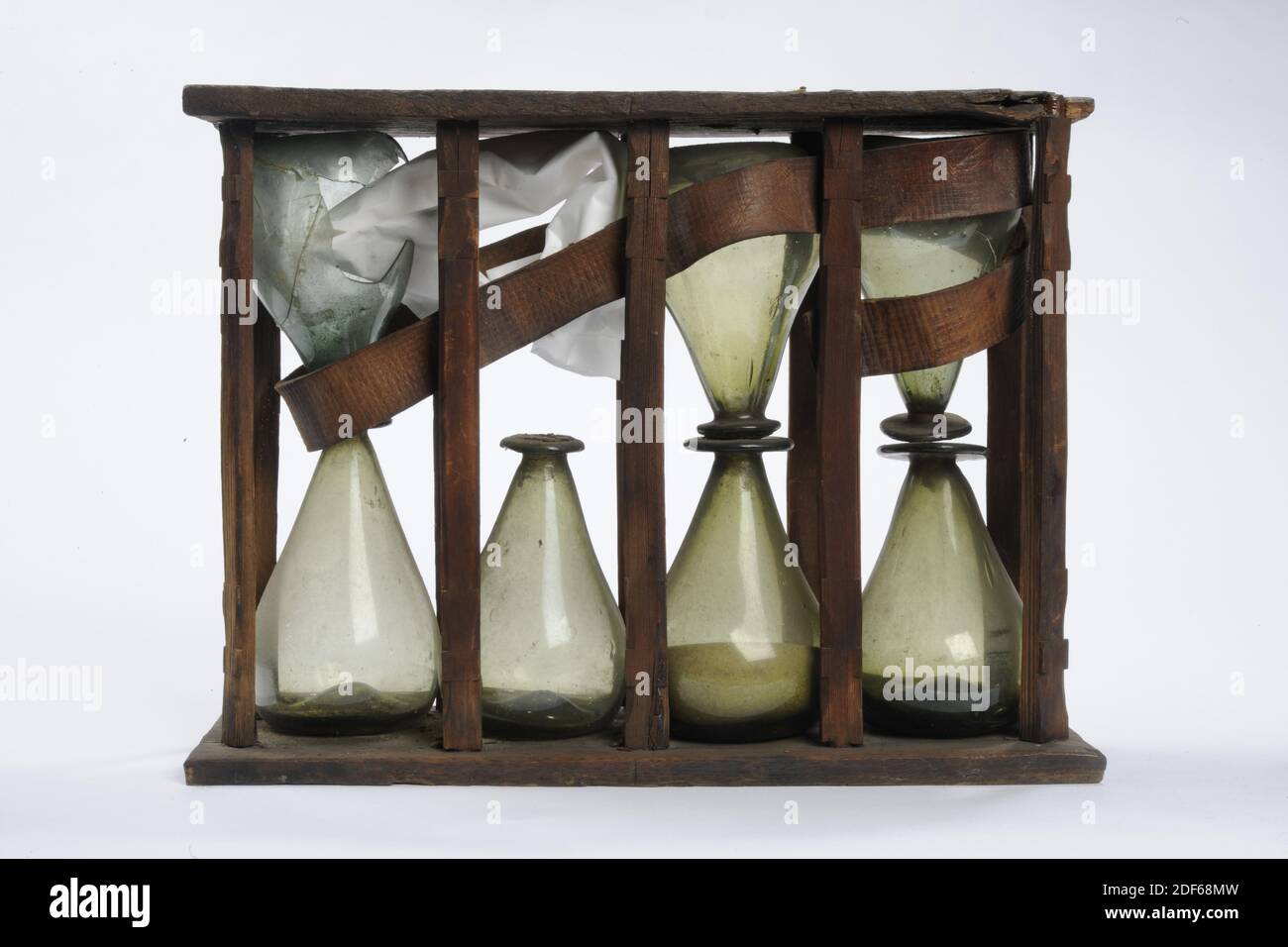 hourglass, Anonyme, XVIIIe siècle, sable, textile, bois, verre, Hourglass avec quatre verres côte à côte dans un boîtier rectangulaire en bois avec dix barres torsadées. Les flacons sont attachés avec les ouvertures au moyen d'un morceau de textile et d'un fil. Les textiles des flacons les plus à gauche ont disparu. Le haut et le bas rectangulaires en bois sont fournis avec un bord de dégagement étagé, général : 21.5 x 33.8 x 12,2 cm (215 x 338 x 122 mm) Banque D'Images