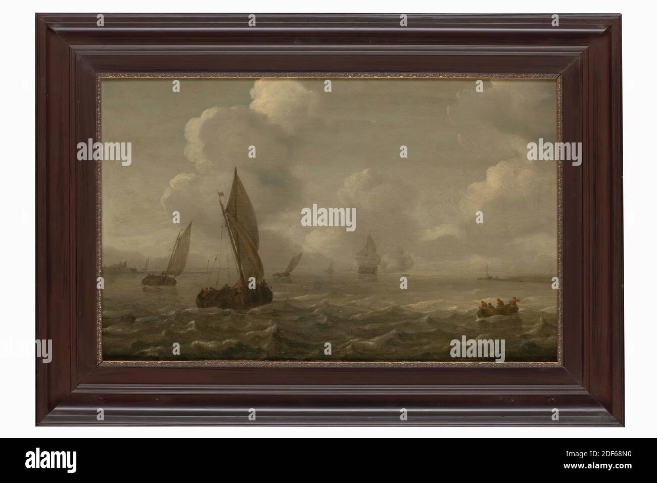 Peinture, Arnoldus van Anthonissen, 17ème siècle, façade Signature, sur un voilier: AA, panneau, peinture à l'huile, peint, support: 37.8 × 60.2 × 1cm (378 × 602 × 10mm), avec cadre: 53 , 2 × 75.2 × 4,6 cm (532 × 752 × 46mm), paysage marin, voilier, bateau, peinture représentant un paysage marin avec des navires. Au premier plan gauche se trouve un grand voilier avec deux mâts et un drapeau en haut. Sur l'extrême droite un bateau avec plusieurs personnes. D'autres navires naviguent plus loin en arrière. A l'extrême gauche et à l'extrême droite, on peut voir une partie de la banque. Signé sur le voilier. La peinture est dans un cadre en bois avec un bord intérieur doré Banque D'Images