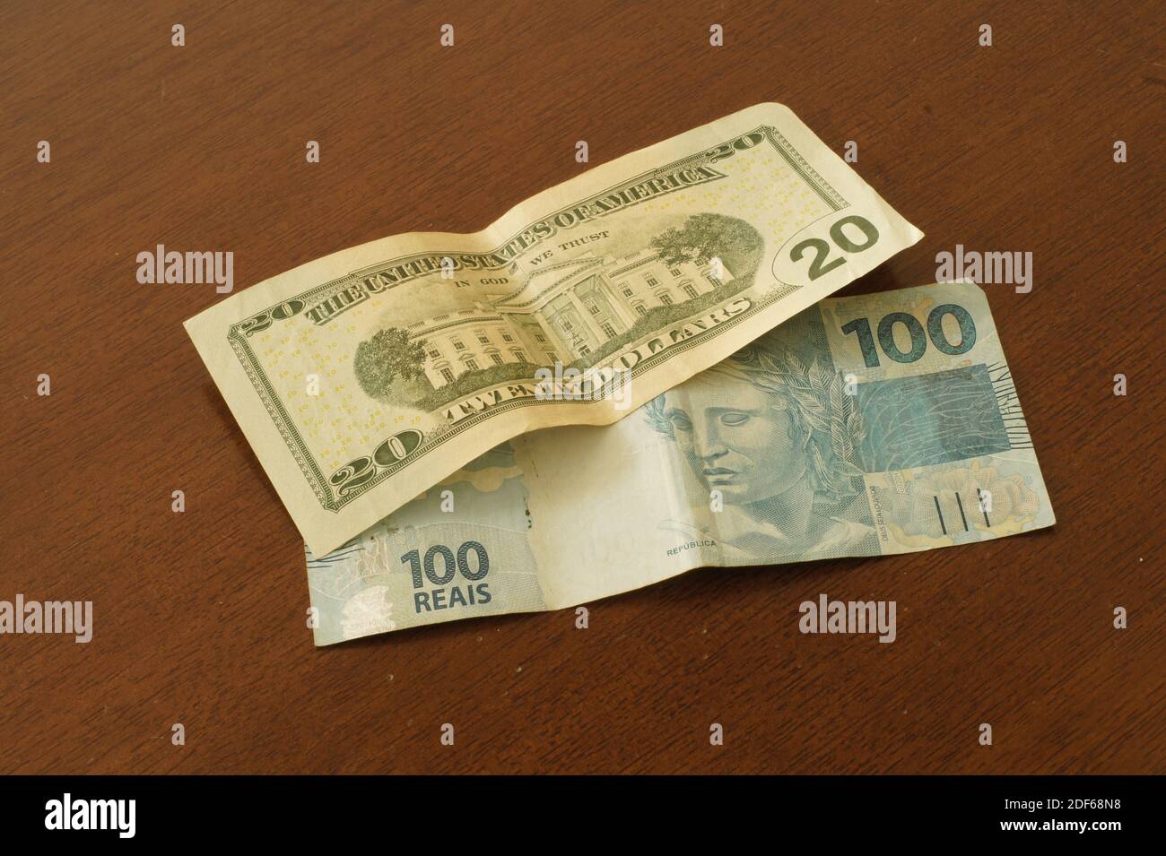 Un billet de 20 dollars qui vaut un billet de 100 reais brésiliens sur une table en décembre 2020. Banque D'Images