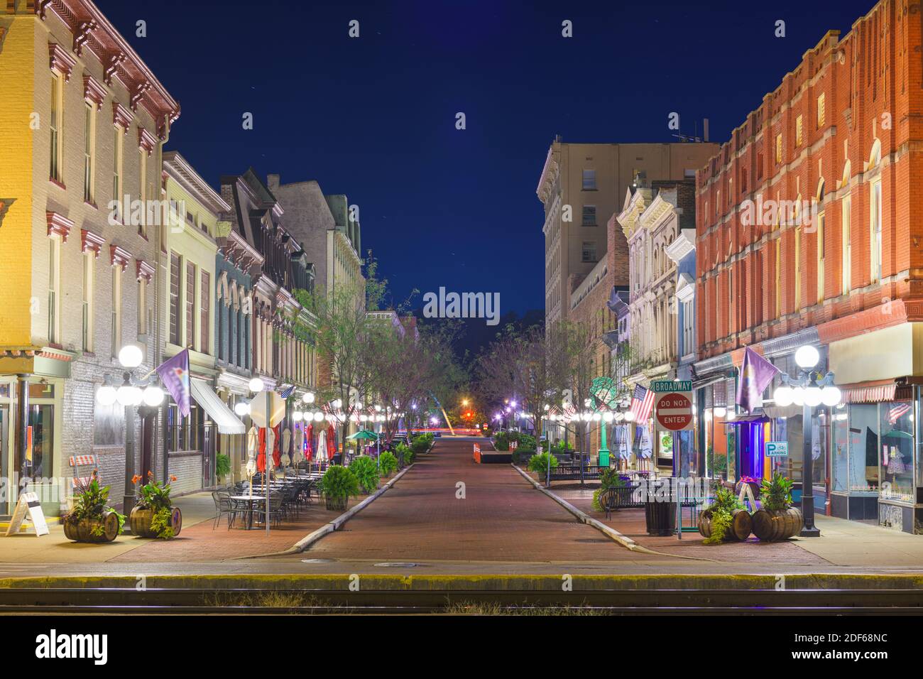 Frankfort, Kentucky, États-Unis rues du centre-ville la nuit. Banque D'Images