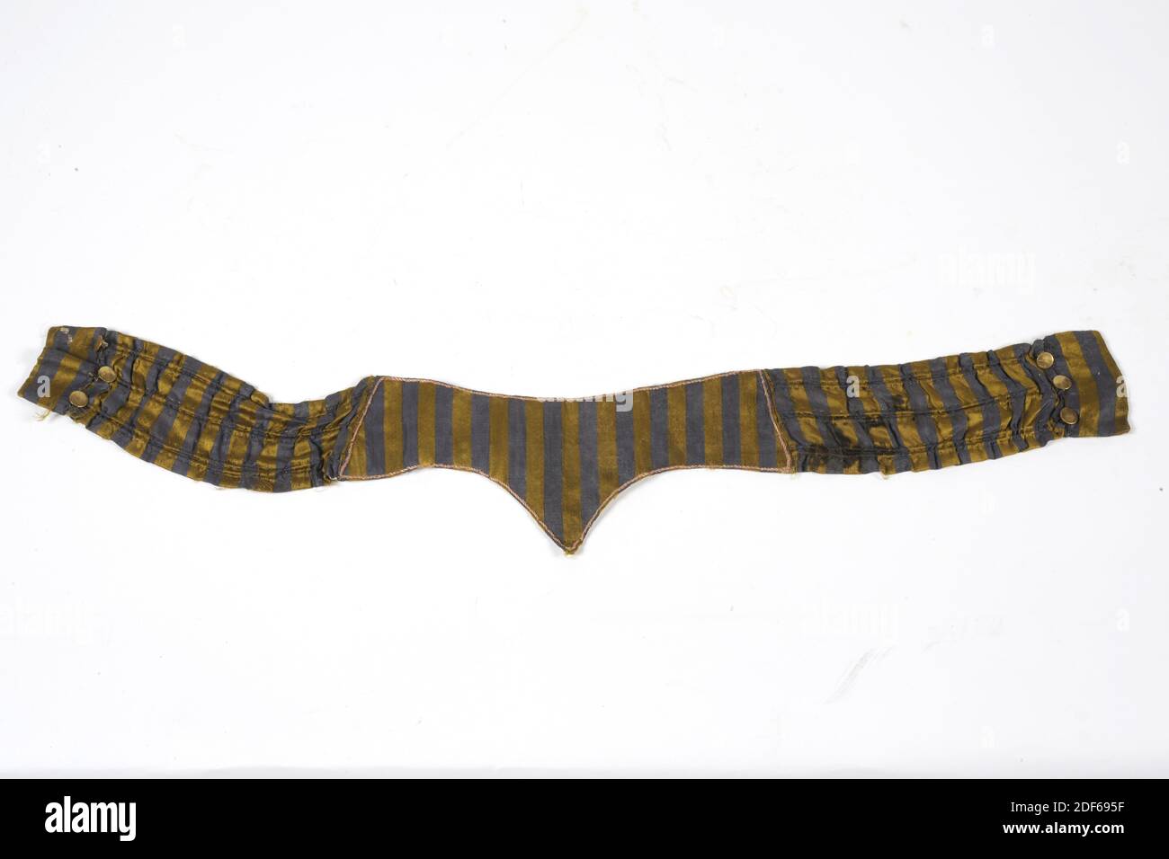 Ceinture, Anonyme, c. 1800, cuivre, lin, soie, papier, cousu, général : 12 × 64 × 0.5cm 120 × 640 × 5mm, ceinture de soie rayée pourpre et brune. La partie avant est bordée d'un cordon rose, la partie inférieure est courbée en un point. Les parties latérales sont légèrement froissées autour de six cordons métalliques. Aux deux extrémités, trois boutons en laiton, qui étaient reliés par une dentelle. La partie avant est renforcée de lin, de papier et de soie blanche. Les pièces latérales sont doublées de lin blanc, 1898 Banque D'Images