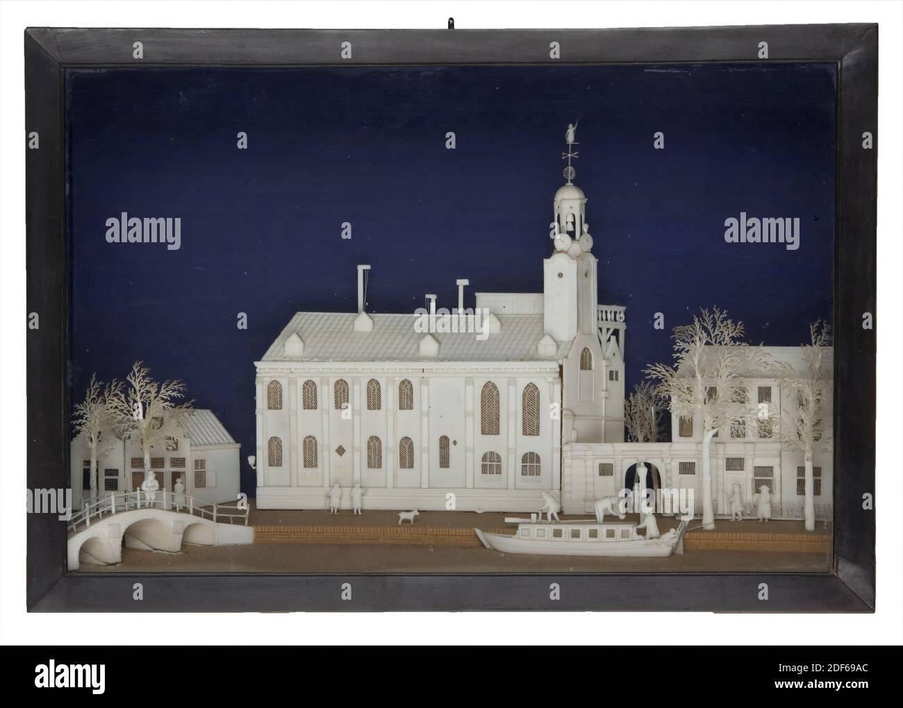 Bavelaar, Cornelis Bavelaar le plus jeune, entre 1800-1831, Signature avant, en bas à gauche: C. Bavelaar le plus jeune, os, bois, verre, papier, coupé, général: 17.5 x 25.2 x 8,8cm 175 x 252 x 88mm , avec anneau de suspension: 18.2 x 25.2 x 8,8 cm 182 x 252 x 88 mm, bâtiment de l'académie, paysage urbain, navire, pont, plomb, Bavelaar de bois, verre et papier avec représentation en os d'un bâtiment de l'académie: L'Académie sur le Rapenburg à Leiden. Un vaisseau est amarré au premier plan. Marqué en bas à gauche, 1899 Banque D'Images