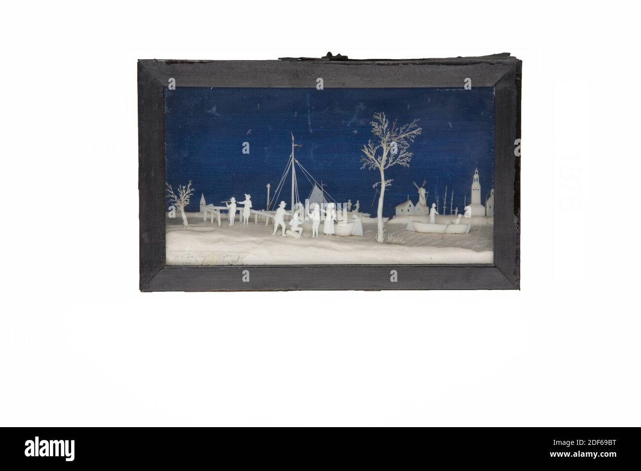 Bavelaar, Cornelis Bavelaar l'aîné attribué à, ca. 1790-1800, os, bois, verre, sculpté, général: 8.3 x 13.5 x 4.2cm 83 x 135 x 42mm, avec œillet de suspension: 9.1 x 13 , 5 x 4.2cm 91 x 135 x 42mm, vue sur le port, bateau, écluse de Maas, vue sur le port d'os: Le port de Maassluis. Sur la bande de papier en bas à gauche dans le manuscrit: De Haaven van Maazelantsleuys. L'armoire est en bois, recouverte de papier et d'un cadre laqué. Une bague métallique sur le dessus du boîtier, 1890 Banque D'Images Bavelaar, Cornelis Bavelaar l'aîné attribué à, ca. 1790-1800, os, bois, verre, sculpté, général: 8.3 x 13.5 x 4.2cm 83 x 135 x 42mm, avec œillet de suspension: 9.1 x 13 , 5 x 4.2cm 91 x 135 x 42mm, vue sur le port, bateau, écluse de Maas, vue sur le port d'os: Le port de Maassluis. Sur la bande de papier en bas à gauche dans le manuscrit: De Haaven van Maazelantsleuys. L'armoire est en bois, recouverte de papier et d'un cadre laqué. Une bague métallique sur le dessus du boîtier, 1890 Banque D'Images
