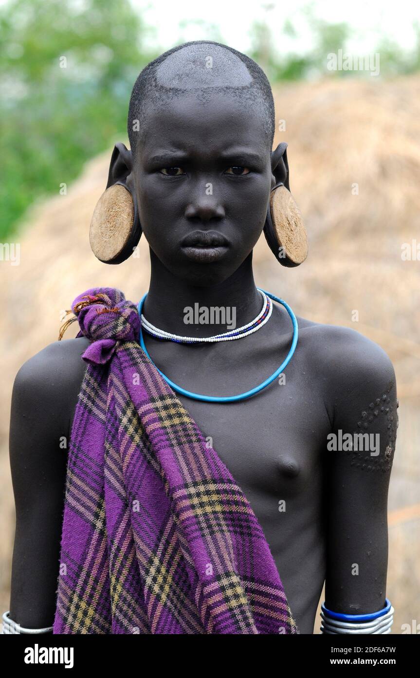 Mursi fille sans plaque à lèvres mais avec disques d'oreille. Les Mursi ou Mun sont pasteurs et résident dans la zone de Debub Omo, à la frontière du Sud Soudan. Omo Banque D'Images