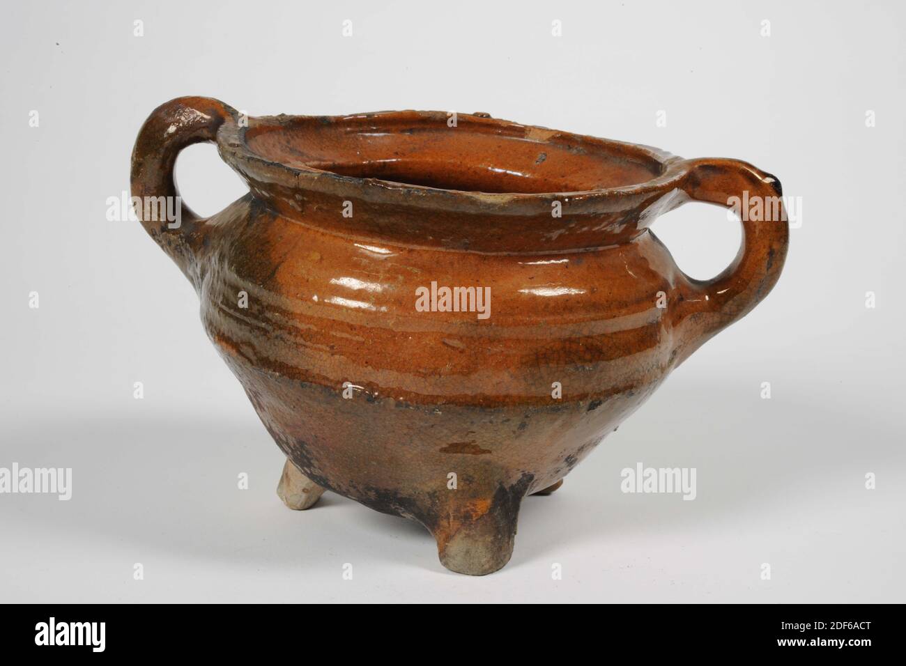 Raisin, Anonyme, dernier quart du XVIe siècle, glaçure de plomb, faïence, général: 12.5 x 20.2 x 15,2cm 125 x 202 x 152mm, raisin avec trois pattes et deux oreilles de faïence rouge, émaillée de plomb. Le fond est écrit en encre, PLOMB 1964 LOKHORST No 9. Vs., 1972 Banque D'Images