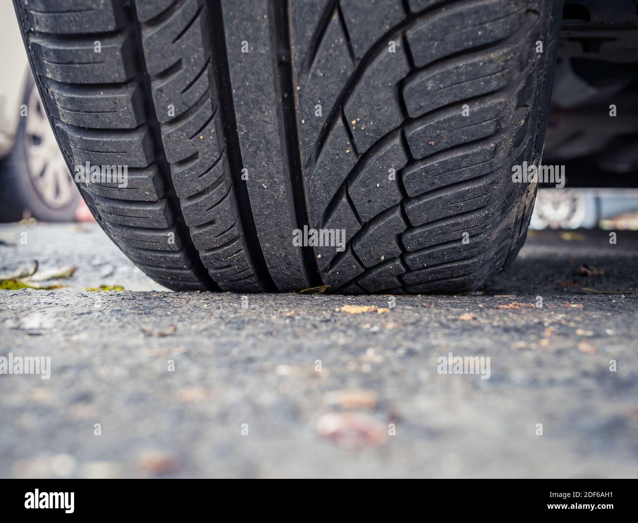 Gros plan de la bande de roulement des pneus de voiture dans la rue Photo  Stock - Alamy