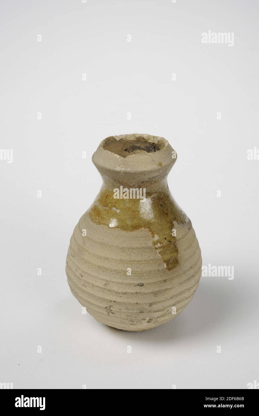 Bouteille, Anonyme, deuxième moitié du XIIIe siècle, grès, glaçage au sel, général: 7.5 x 5,3cm 75 x 53mm, bouteille conique de grès blanc, émaillée de glaçure verte au cou et à la base. En bas est écrit LEIDEN 1964 No 12 LOKHORST, 1972 Banque D'Images