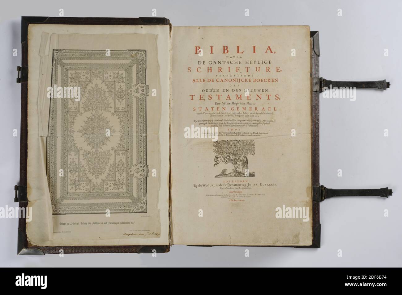 Livre, 1663, cuir, papier, laiton, fermé: 53.4 x 34.7 x 16cm 534 x 347 x 160mm, bouquet de raisins, représentation biblique, bâtiment, paysage urbain, homme, arbre, Bible des Etats Folio de 1663 publié par la veuve et les héritiers de Johan. Elzevier, Leiden, en cuir rouge marocain, bracelet en cuir Magnus richement doré avec coins et verrous en laiton. Sur la page de titre se trouve le texte BIBLIA qui est, DE GANTSCHE HEYLIGE SCHDIFTURE contenant TOUS LES CANONIJCKE BOECKEN de l'ANCIEN ET DU NOUVEAU TESTAMENT. Par le dernier Hoogh-Mog. Heeren STATEN GENERAEL des pays-Bas, et selon le décret du Banque D'Images