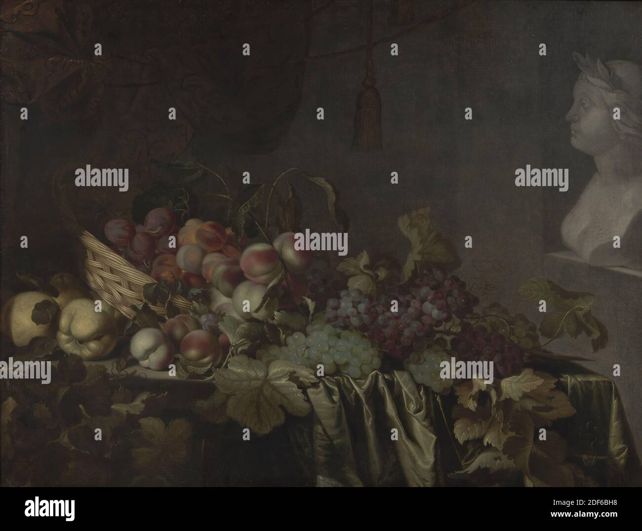Peinture, Jacob Fransz. Van der Merck, c. 1650, Signature avant, gauche, sur le plateau de la table: J.V. Marque, toile, peinture à l'huile, peinte, avec cadre: 115.4 × 144.4 × 5,3cm 1154 × 1444 × 53mm, pomme, encore vie, sculpture, bouquet de raisins, encore vie de fruits avec une sculpture classique. Sur une table avec un tissu vert glissé moitié à droite, à gauche, reposant en partie sur quelques grandes pommes jaunes, est un panier plat, d'où une abondance de prunes et pêches, en partie encore attaché à la branche feuillue, rouler vers la droite et est arrêté par quelques petits pains verts et bleus de raisins Banque D'Images