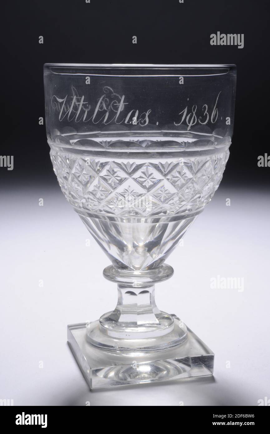 Pot en verre, Anonyme, 1836, général: 14.1 x 8,7cm 141 x 87mm, pot en verre  transparent. Le gobelet a une base carrée massive avec deux anneaux de pied  et une tige à