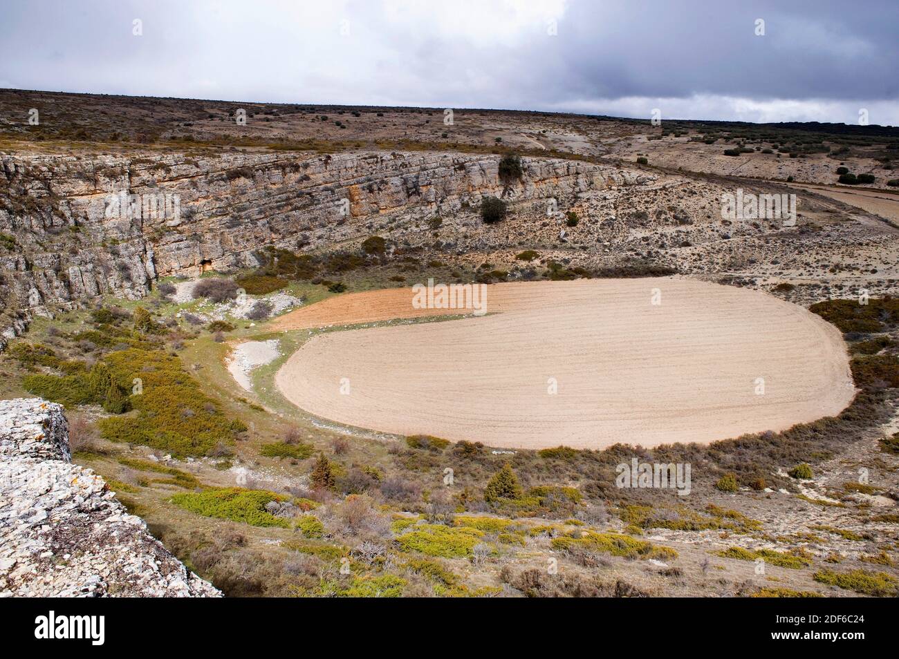La doline ou le gouffre est un trou dans le sol causé par un cortète karstique. Cette photo a été prise à Pozondon, Teruel, Aragon, Espagne. Banque D'Images