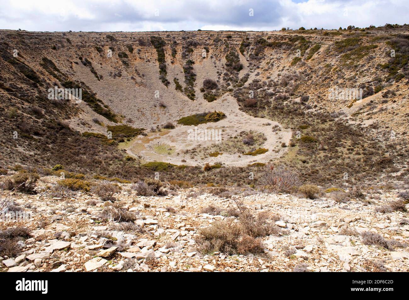 La doline ou le gouffre est un trou dans le sol causé par un cortète karstique. Cette photo a été prise à Pozondon, Teruel, Aragon, Espagne. Banque D'Images