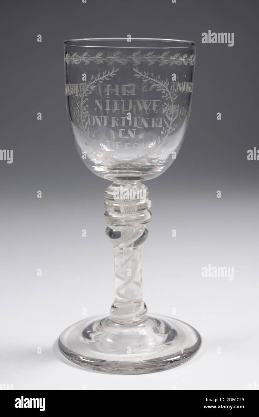 Verre pendulaire, Anonyme, 1808, général : 17 x 8,1 cm (170 x 81 mm), verre incolore verre pendulaire avec une spirale dans la tige du verre à lait. Le verre a une base massive légèrement ascendante, se fusionnant dans l'anneau de base, suivi d'un morceau de tronc droit et lisse. Puis quatre noeuds, suivis du calice. Dans le coffre une double spirale de verre à lait. Sur le mur de la calice entre deux brindilles le texte: LE NOUVEAU PENSE ET LIT. À droite des brindilles commence le texte qui remplit tout le dos: FÊTE AVEC CE VERRE. SON PARTI ANNUEL. LEIJDEN JUIN 13. 1808. Décoration de feuilles autour du calice Banque D'Images