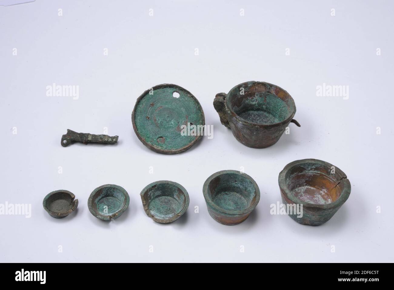 Anonyme, 18e siècle, fonte, général: 6.8 x 4.3 x 5,3cm (68 x 43 x 53mm), poids de fermeture en laiton avec cinq poids. Les deux plus petits poids sont manquants. La boîte est dotée d'un couvercle à charnière avec fermeture à charnière. Marqué sur le dessus du couvercle. Également indiqué à l'intérieur de la boîte et à l'intérieur des poids, 1893 Banque D'Images