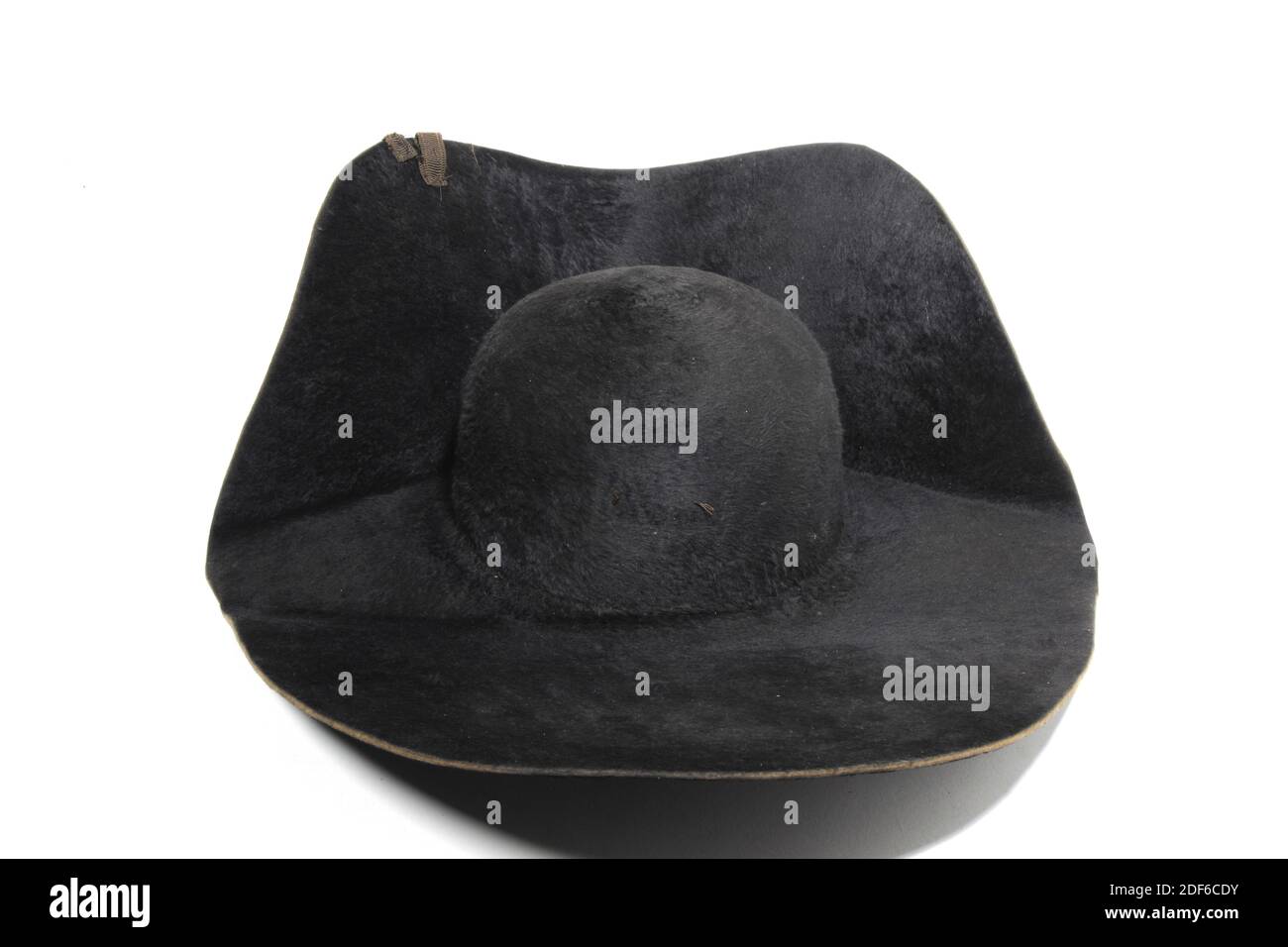 Chapeaux de feutre noir Banque de photographies et d'images à haute  résolution - Alamy