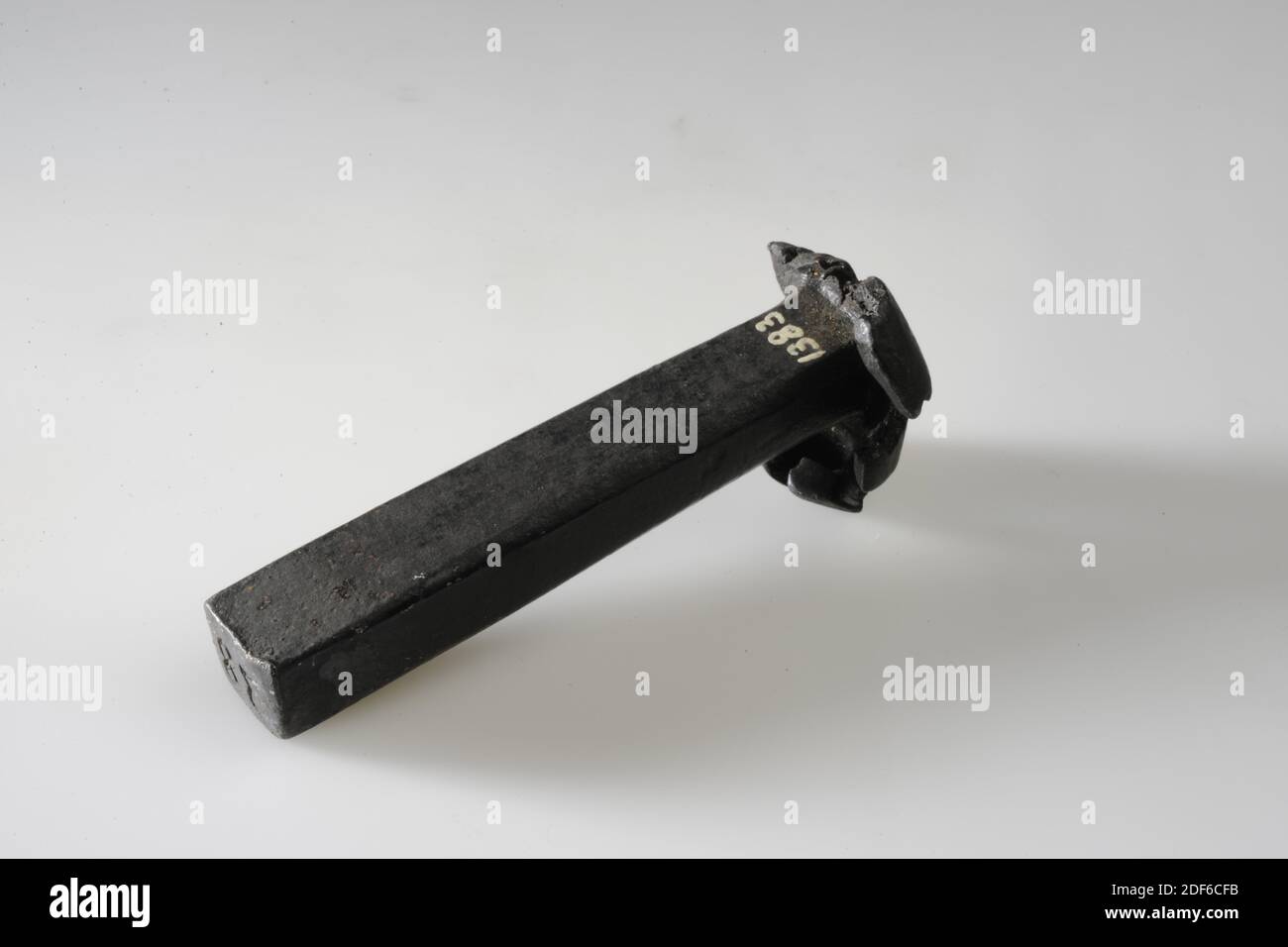 Timbre (pour les feuilles de tissu), Anonyme, 17ème siècle-18ème siècle, général: 9.2 x 3 x 3.5cm (92 x 30 x 35mm), surface du timbre: 1.1 x 1.6cm (11 x 16mm), timbre en fer élongé avec une surface rectangulaire sur laquelle le numéro 38 est miroir. Le timbre indique l'encre 234 (au-dessus de la ligne) et 1.79 (au-dessous de la ligne), 1872 Banque D'Images