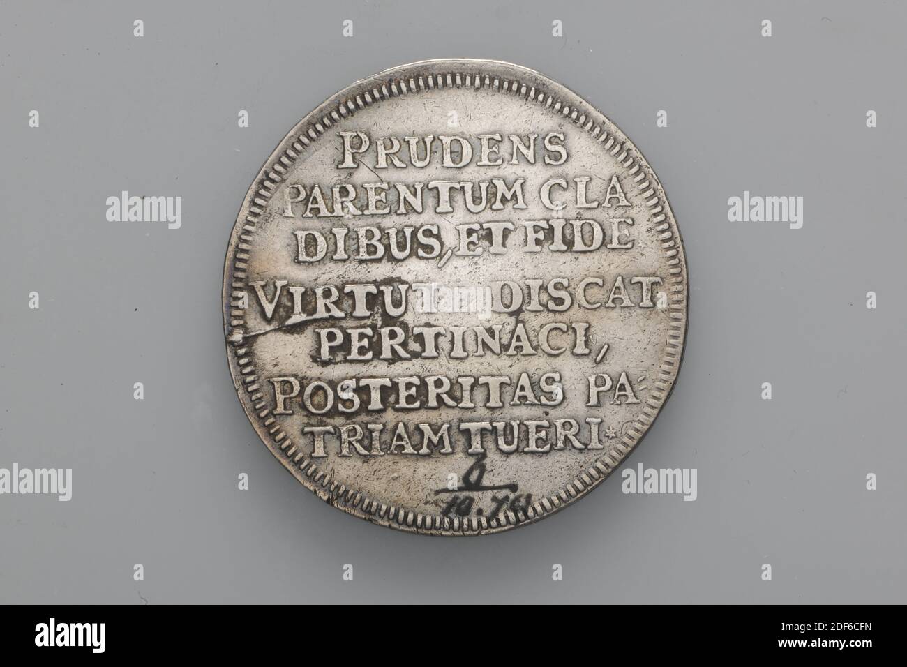 Timbre (pour les feuilles de tissu), Anonyme, 17ème siècle-18ème siècle, général: 9.2 x 3 x 3.5cm (92 x 30 x 35mm), surface du timbre: 1.1 x 1.6cm (11 x 16mm), timbre en fer élongé avec une surface rectangulaire sur laquelle le numéro 38 est miroir. Le timbre indique l'encre 234 (au-dessus de la ligne) et 1.79 (au-dessous de la ligne), 1872 Banque D'Images