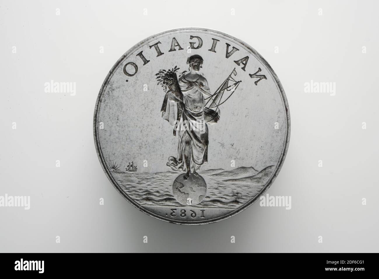 Timbre (pour pièces et jetons), Johannes Smelledzing, 1683, général : 4.7 x 5,4 cm (47 x 54 mm), timbre de diamètre : 4,7 cm (47 mm), timbre en fer, utilisé pour frapper le devant d'une médaille commémorative sur l'ouverture du chemin de halage le long du Zijl. Sur la surface du timbre se trouve une figure femelle, Nehalennia, la déesse de la navigation, debout sur un globe au milieu de la mer avec une corne d'abondance dans son bras gauche et une barge dans sa main droite. Un navire et un soleil levant peuvent être vus au loin. Ci-dessous est une image miroir de l'année 1683 et au-dessus il est une image miroir de la circulaire: NAVIGATIO, allégory Banque D'Images