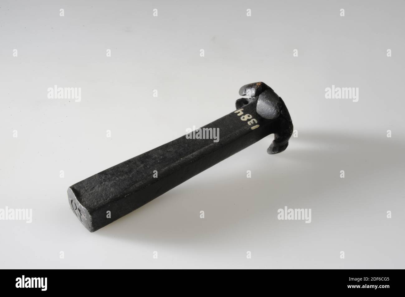 Timbre (pour les fils de toile), Anonyme, 17ème siècle-18ème siècle, général: 9.3 x 3 x 3.4cm (93 x 30 x 34mm), surface du timbre: 1.1 x 1.6cm (11 x 16mm), timbre en fer élongé avec une surface rectangulaire sur laquelle le numéro 39 est mis en miroir. Le timbre indique l'encre 235 (au-dessus de la ligne) et 1.79 (au-dessous de la ligne), 1872 Banque D'Images