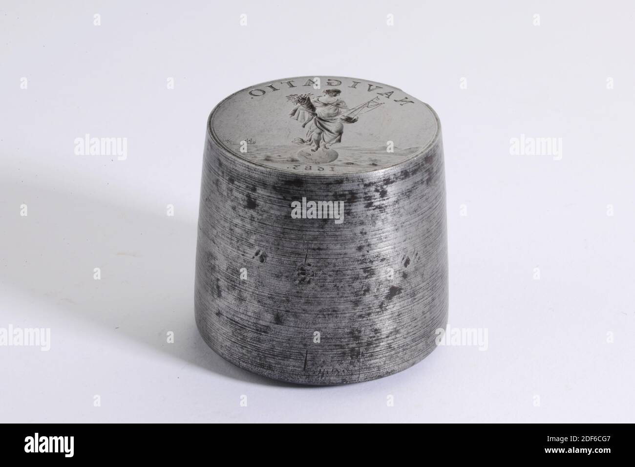 Timbre (pour pièces et jetons), Johannes Smelledzing, 1683, général : 4.7 x 5,4 cm (47 x 54 mm), timbre de diamètre : 4,7 cm (47 mm), timbre en fer, utilisé pour frapper le devant d'une médaille commémorative sur l'ouverture du chemin de halage le long du Zijl. Sur la surface du timbre se trouve une figure femelle, Nehalennia, la déesse de la navigation, debout sur un globe au milieu de la mer avec une corne d'abondance dans son bras gauche et une barge dans sa main droite. Un navire et un soleil levant peuvent être vus au loin. Ci-dessous est une image miroir de l'année 1683 et au-dessus il est une image miroir de la circulaire: NAVIGATIO, allégory Banque D'Images