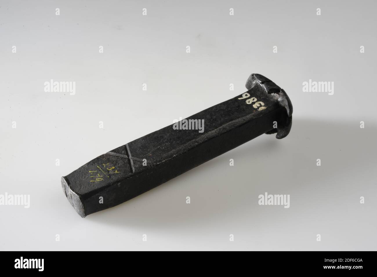 Timbre (pour les tissus), Anonyme, XVIIe siècle-XVIIIe siècle, timbre en fer élongé avec une surface rectangulaire sur laquelle le numéro 41 est mis en miroir. L'encre du timbre est écrite 237 (au-dessus de la ligne) et 1.79 (au-dessous de la ligne). Le timbre est décoré d'une seule croix sur un côté, général: 10.3 x 3 x 2.7cm (103 x 30 x 27mm), surface du timbre: 1.1 x 1.8cm (11 x 18mm) Banque D'Images