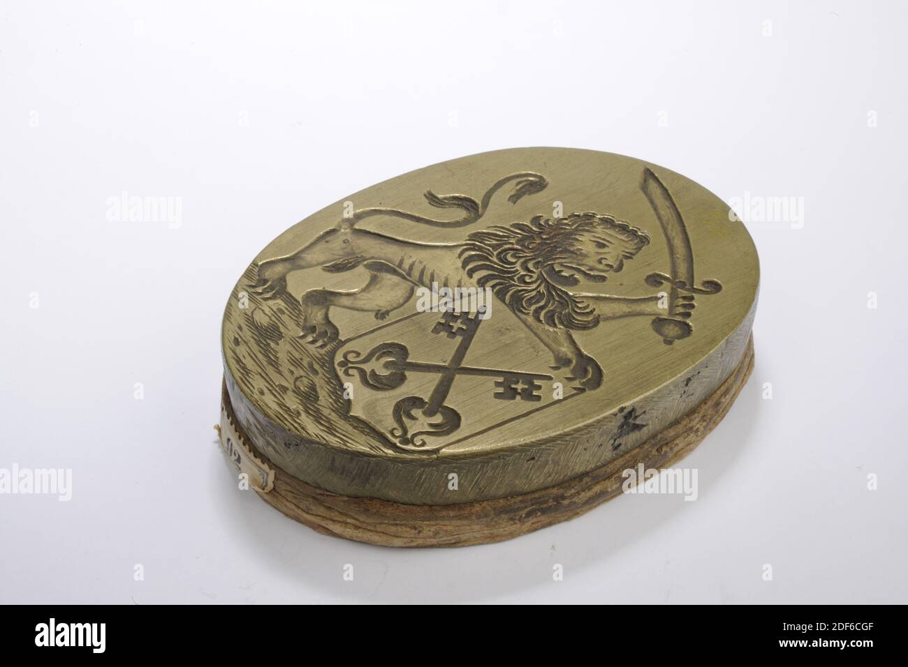 Timbre (autre), Anonyme, XVIIIe siècle, carton, laiton, fonte, général: 2.5 x 10.8 x 7,9cm (25 x 108 x 79mm), surface du timbre: 10.8 x 7,9cm (108 x 79mm ), armoiries, lion, timbre ovale en laiton avec le manteau des bras de Leiden. À gauche de l'arme se trouve un lion orienté à droite avec une épée relevée. Le lion et les armoiries de la ville reposent sur une surface plane. Le timbre est monté sur un bloc ovale de carton. Le timbre a été utilisé pour l'impression des couvertures de livre. Au bas du timbre est en noir les lettres: Bovc. Sur l'avant, une étiquette portant la mention 92, 1879 Banque D'Images