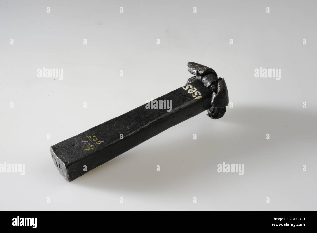 Timbre (pour les feuilles de tissu), Anonyme, 17ème siècle-18ème siècle, général: 9.3 x 3 x 3cm (93 x 30 x 30mm), surface du timbre: 1.2 x 1.6cm (12 x 16mm), timbre en fer élongé avec une surface de timbre rectangulaire sur laquelle le numéro 40 est mis en miroir. Le timbre indique l'encre 236 (au-dessus de la ligne) et 1.79 (au-dessous de la ligne), 1872 Banque D'Images