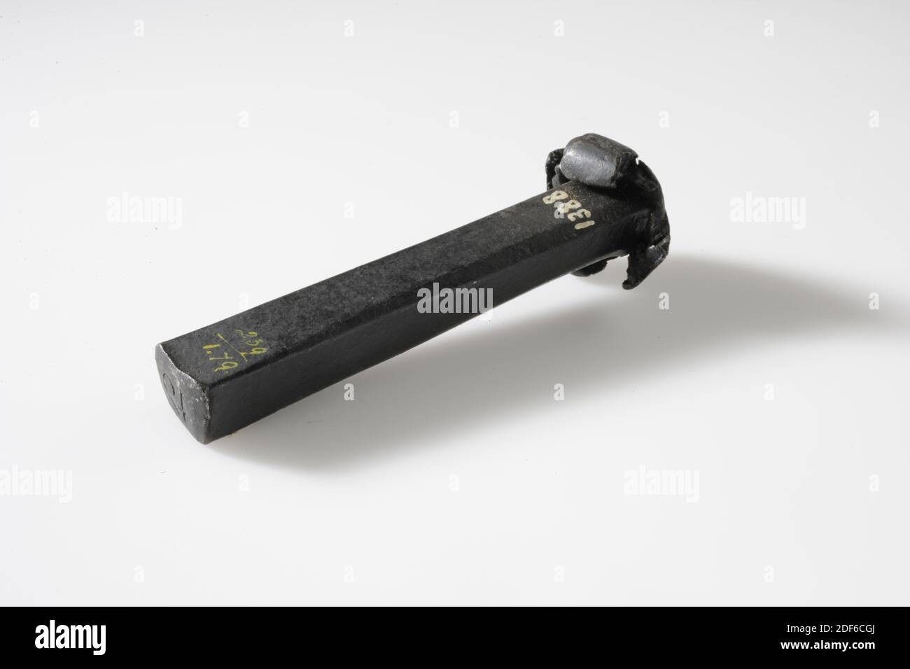 Timbre (pour les feuilles de tissu), Anonyme, 17ème siècle-18ème siècle, général: 9.7 x 3.2 x 3cm (97 x 32 x 30mm), surface du timbre: 1.2 x 1.8cm (12 x 18mm), timbre en fer élongé avec une surface rectangulaire sur laquelle le numéro 42. Sur le timbre à encre blanche : 239 (au-dessus de la ligne) et 1.79 (au-dessous de la ligne), 1872 Banque D'Images