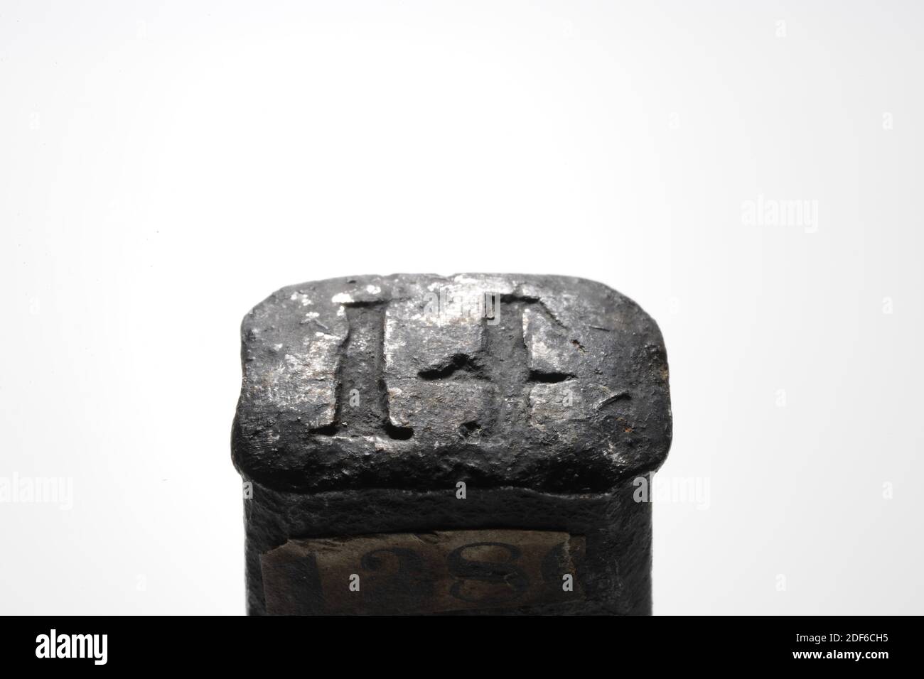 Timbre (pour les tissus), Anonyme, XVIIe siècle-XVIIIe siècle, timbre en fer élongé avec une surface rectangulaire sur laquelle le numéro 41 est mis en miroir. L'encre du timbre est écrite 237 (au-dessus de la ligne) et 1.79 (au-dessous de la ligne). Le timbre est décoré d'une seule croix sur un côté, général: 10.3 x 3 x 2.7cm (103 x 30 x 27mm), surface du timbre: 1.1 x 1.8cm (11 x 18mm) Banque D'Images