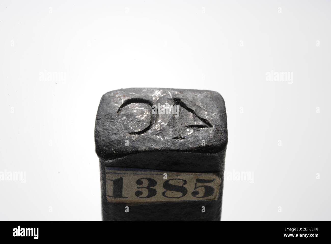 Timbre (pour les feuilles de tissu), Anonyme, 17ème siècle-18ème siècle, général: 9.3 x 3 x 3cm (93 x 30 x 30mm), surface du timbre: 1.2 x 1.6cm (12 x 16mm), timbre en fer élongé avec une surface de timbre rectangulaire sur laquelle le numéro 40 est mis en miroir. Le timbre indique l'encre 236 (au-dessus de la ligne) et 1.79 (au-dessous de la ligne), 1872 Banque D'Images