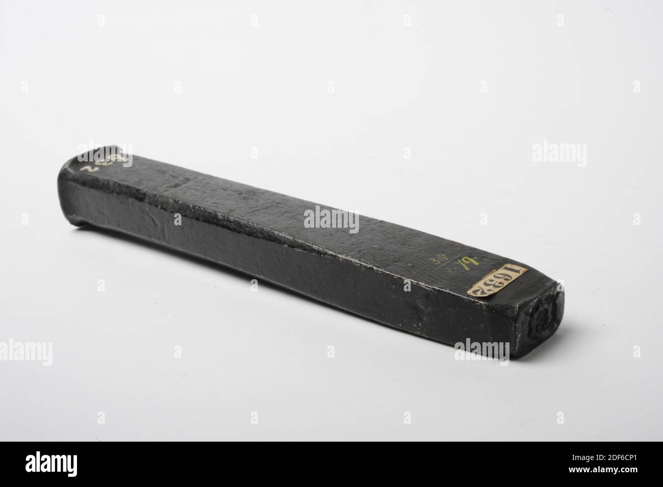 Timbre (pour les fils de tissu), Anonyme, 17ème siècle-18ème siècle, général: 13.4 x 2.2 x 1.8cm (134 x 22 x 18mm), timbre: 1.1 x 1.8cm (11 x 18mm), rose, timbre en fer pour la feuille de plomb avec l'image d'une rose. Le timbre est rectangulaire allongé de forme avec une partie supérieure légèrement saillante. Le timbre indique 38 (au-dessus de la ligne) et 1.79 (au-dessous de la ligne), 1879 à l'encre blanche Banque D'Images